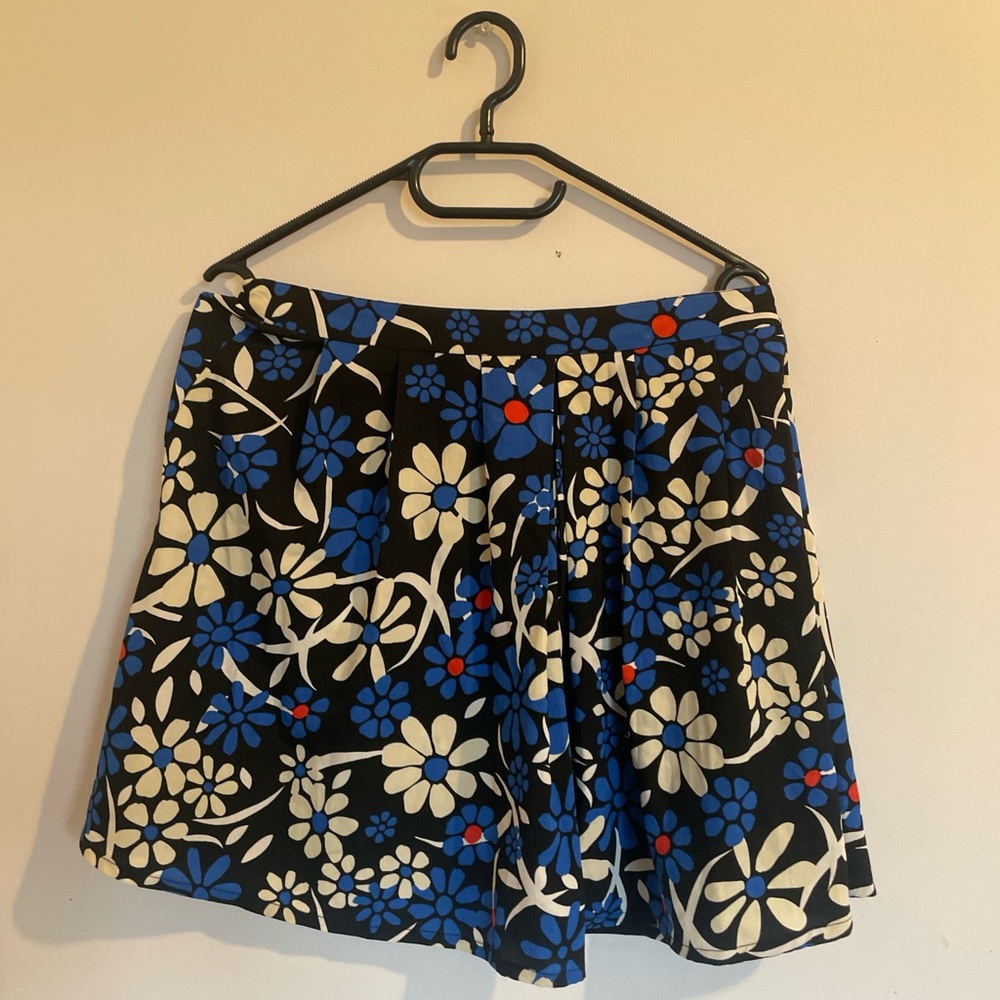 Women’s size 8 blue floral Walter Baker flowy mini skirt.